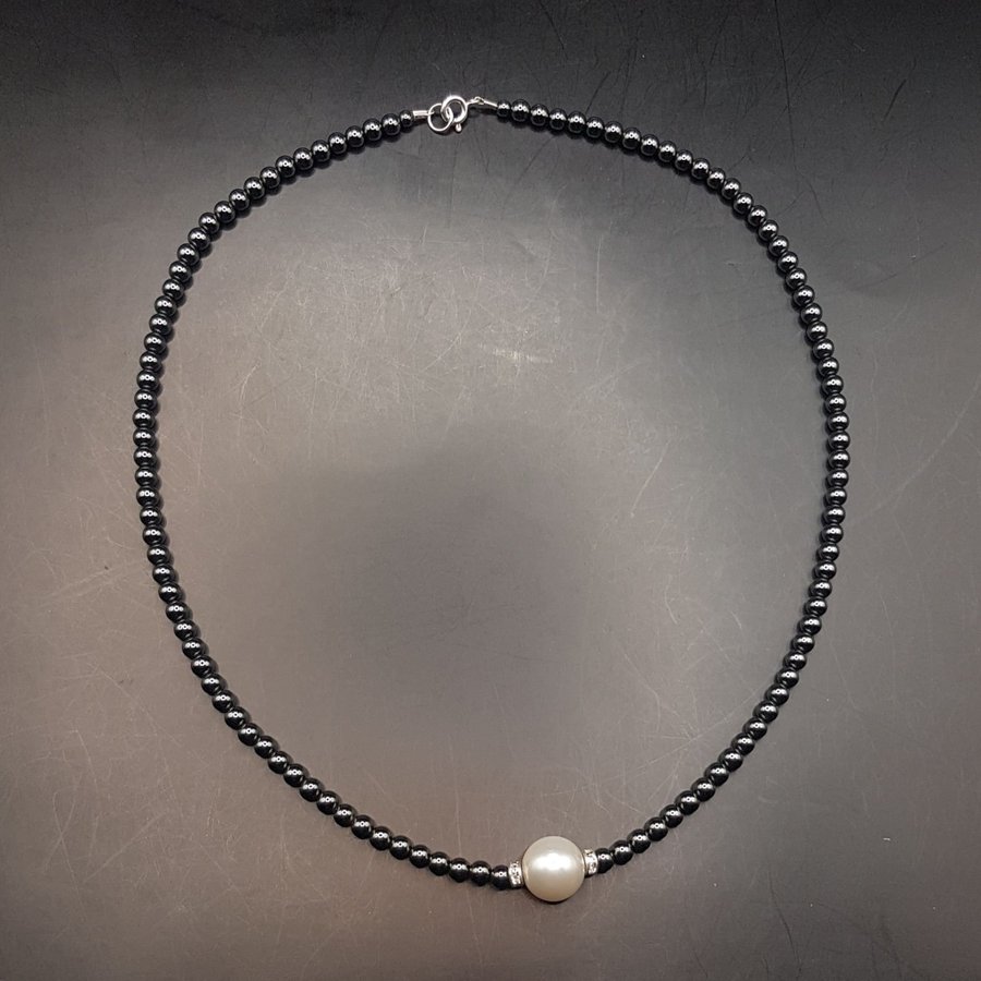 Hematitcollier med Swarovskipärla.