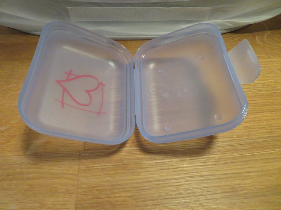 *** Tupperware mellan babuska, ljusblå med hjärta (NY) ***