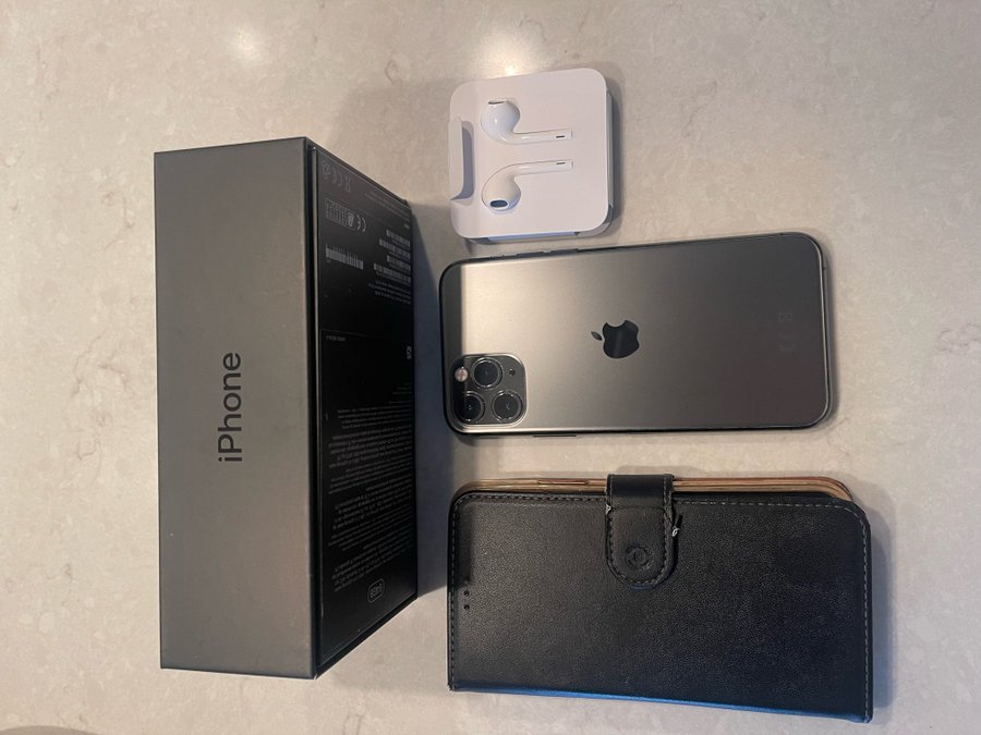 Apple IPhone 11 pro mobiltelefon space gray med skal och hörlurar