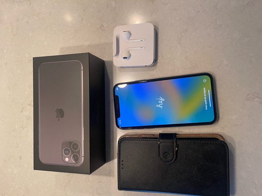 Apple IPhone 11 pro mobiltelefon space gray med skal och hörlurar