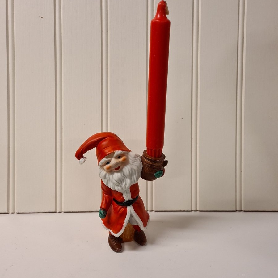 Tomte, retro, med ljus hållare för kronljus i handen. Höjd 19 cm.