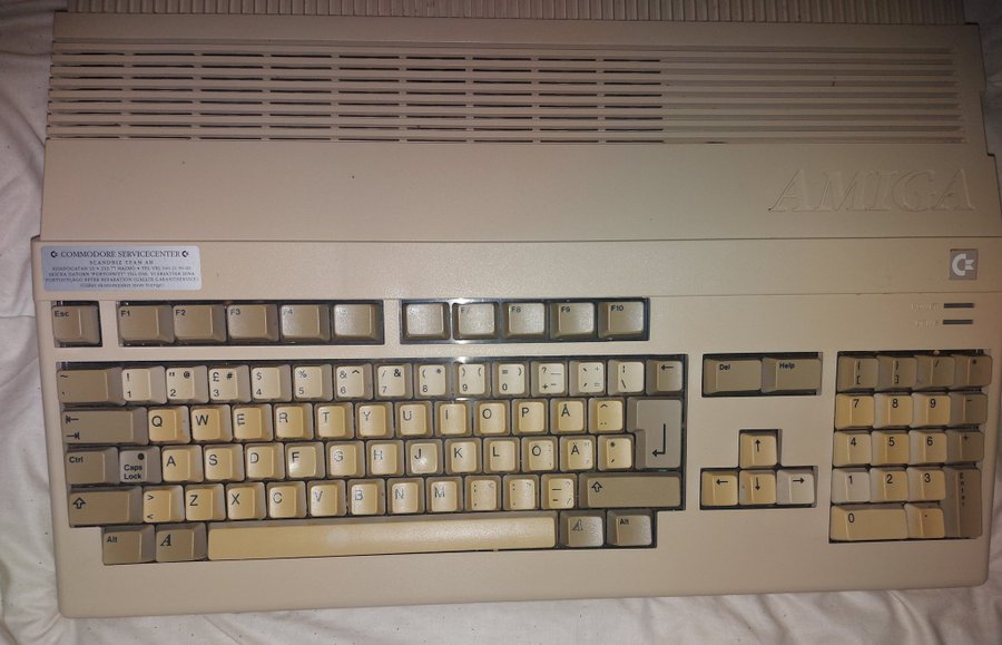 Amiga 500 med extraminne funkar fint och switch bak Fri frakt vid köp nu!!