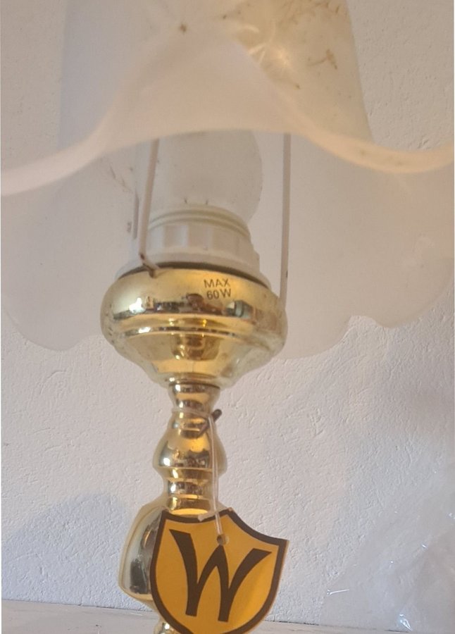 Bordslampa i mässing med frostat glas