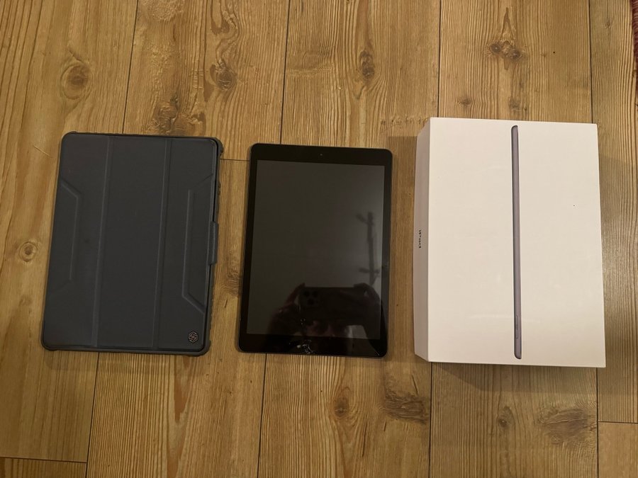 iPad 7th 128GB, WiFi, sprucken skärm...