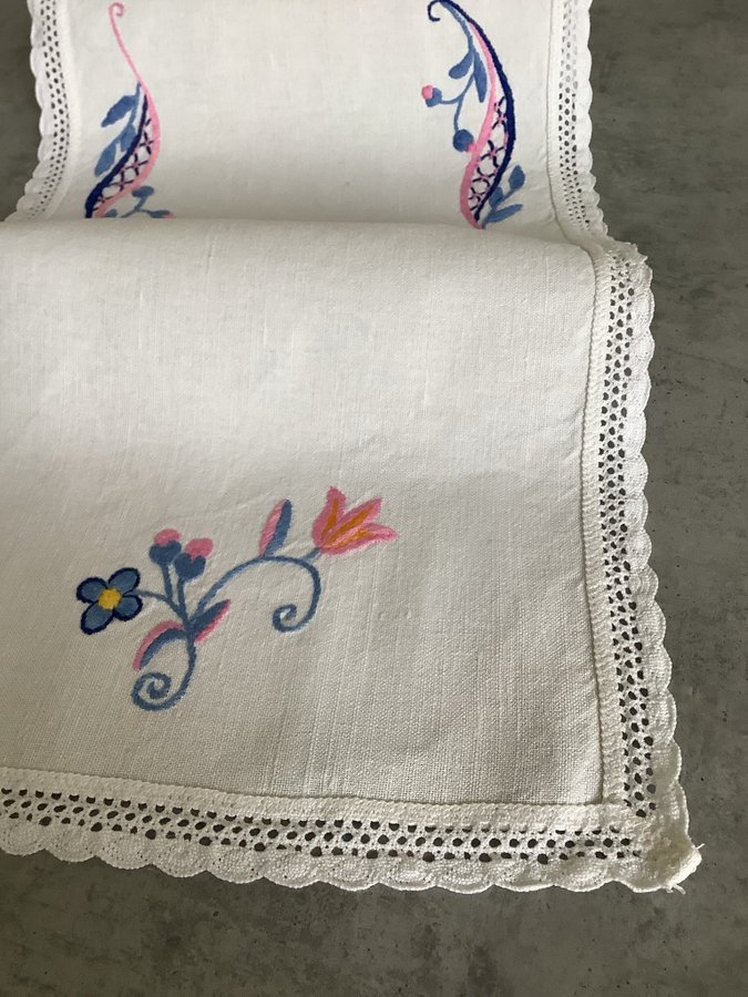 Handbroderad linnelöpare ** Blekingesömnad med spets **68 x 27 cm i fint skick