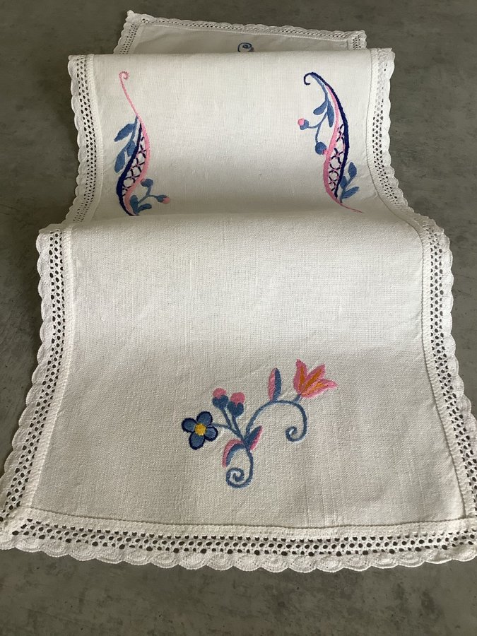 Handbroderad linnelöpare ** Blekingesömnad med spets **68 x 27 cm i fint skick