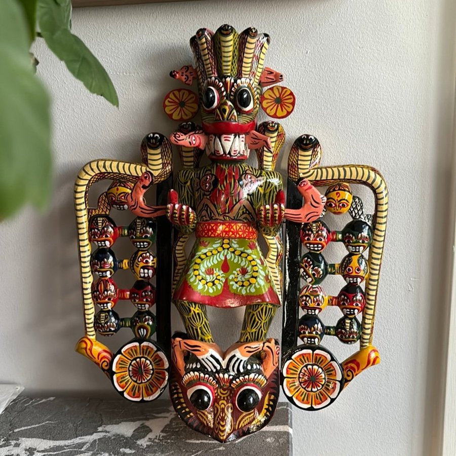 Handmålad singalesisk ritualmask Raksha mask Sanni Yakuma