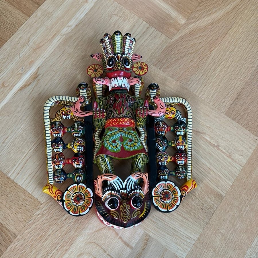 Handmålad singalesisk ritualmask Raksha mask Sanni Yakuma