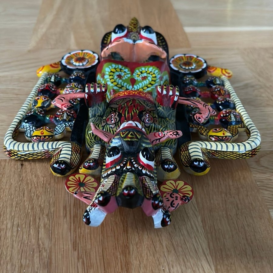 Handmålad singalesisk ritualmask Raksha mask Sanni Yakuma