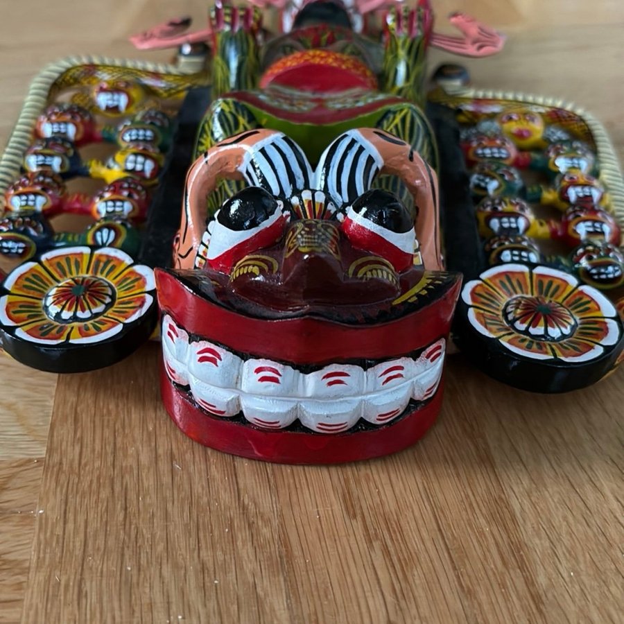 Handmålad singalesisk ritualmask Raksha mask Sanni Yakuma