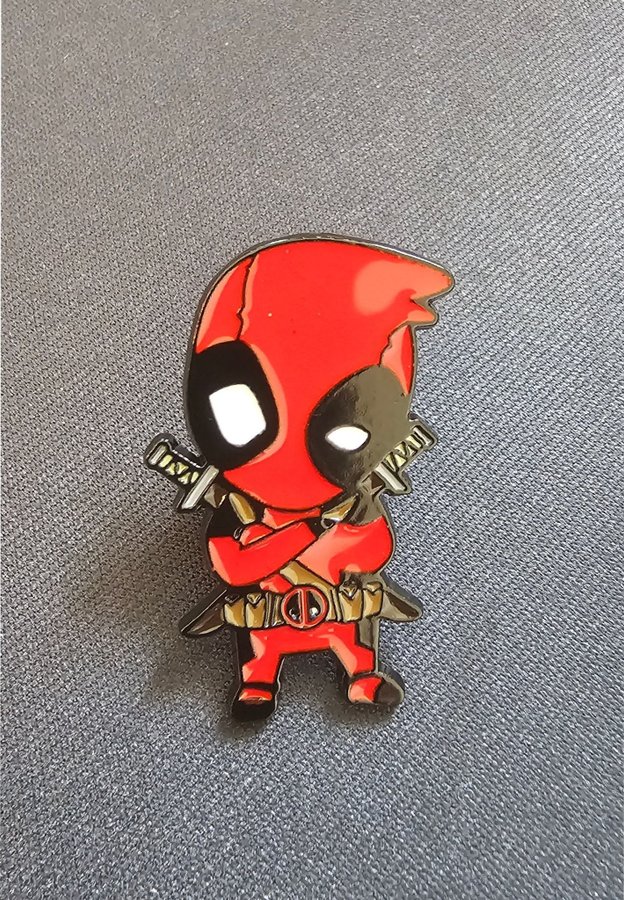 Cool Metallnål med Deadpool Motiv - För Deadpool Fans!