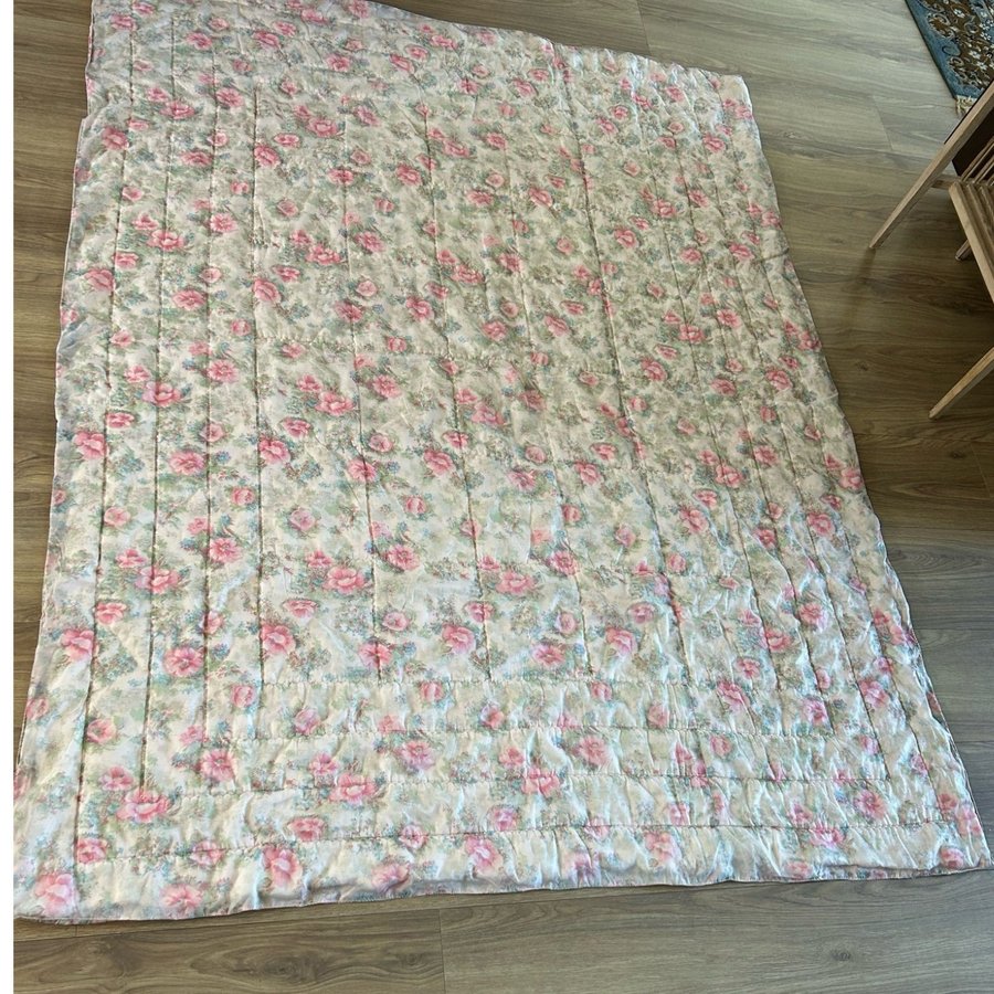 Retro/ Vackert blommigt quilt täcke i romantisk stil