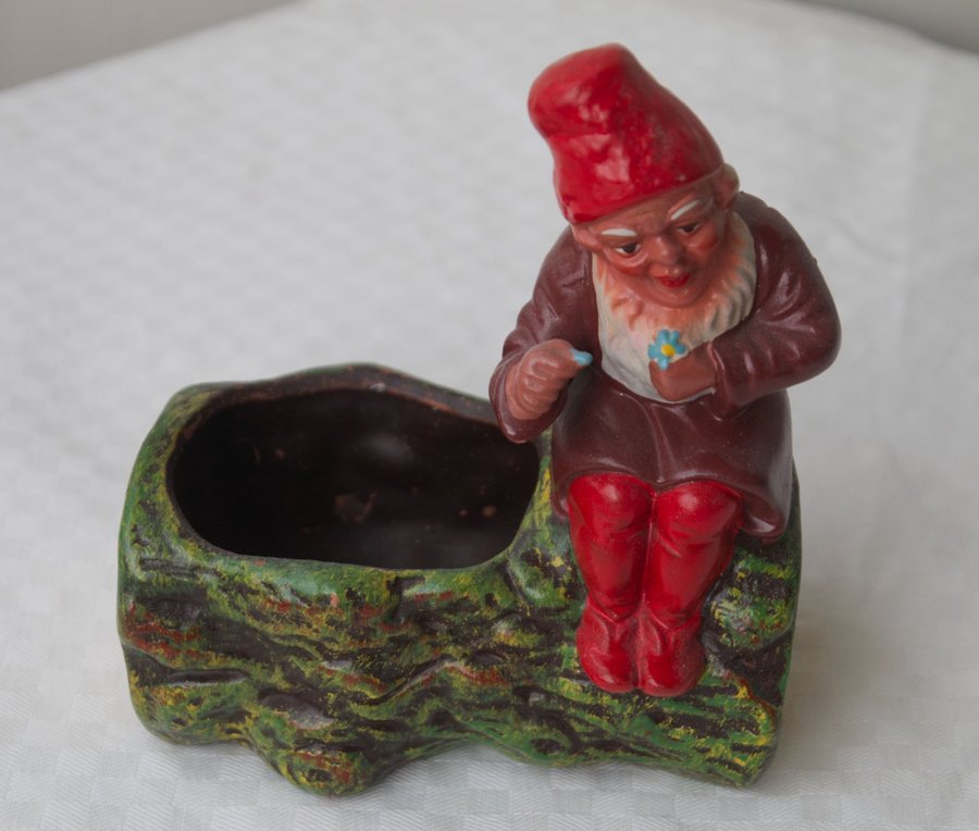 Tomte sittandes på en stock/kruka/skål Nisse, Blomma, Jultomte