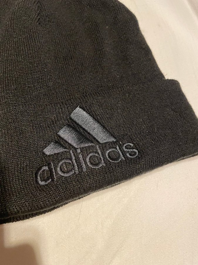 Adidas svart mössa