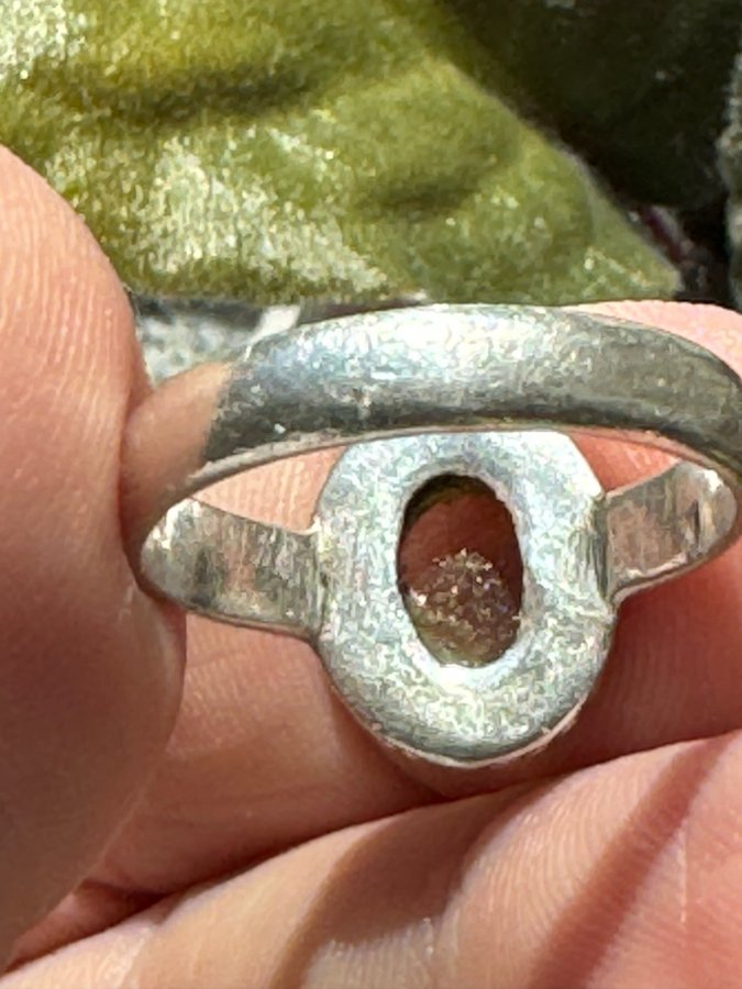 Gammal silverring med bärnsten