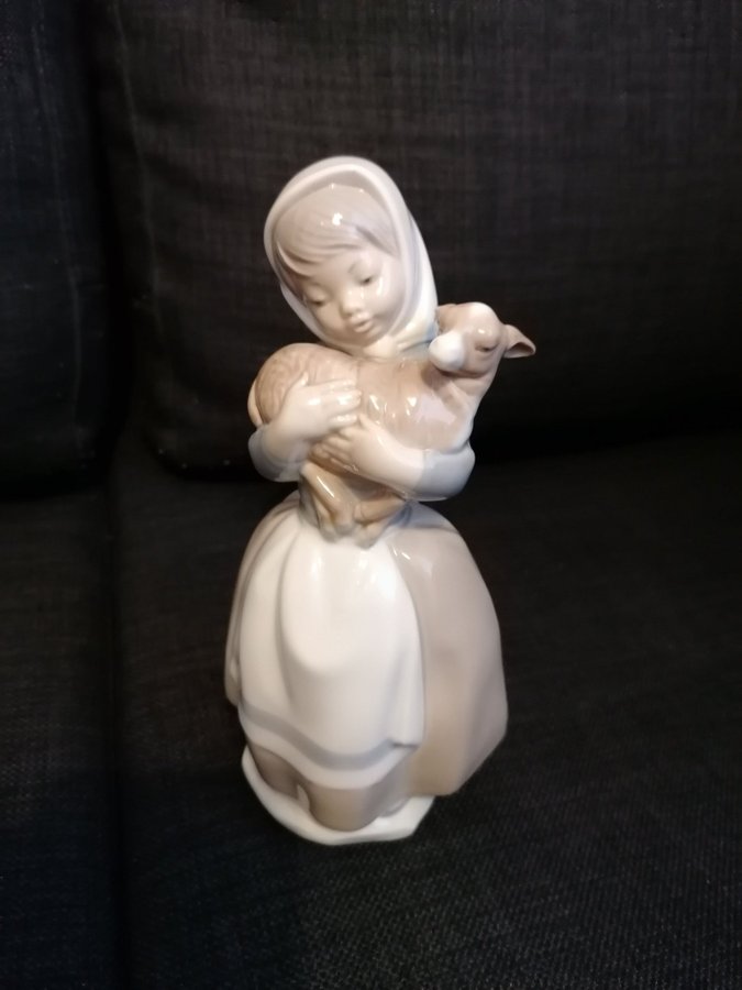 PORSLIN FIGUR FLIVKA MED LAM LLADRO;NOA SPANIEN ODAMSA 1977