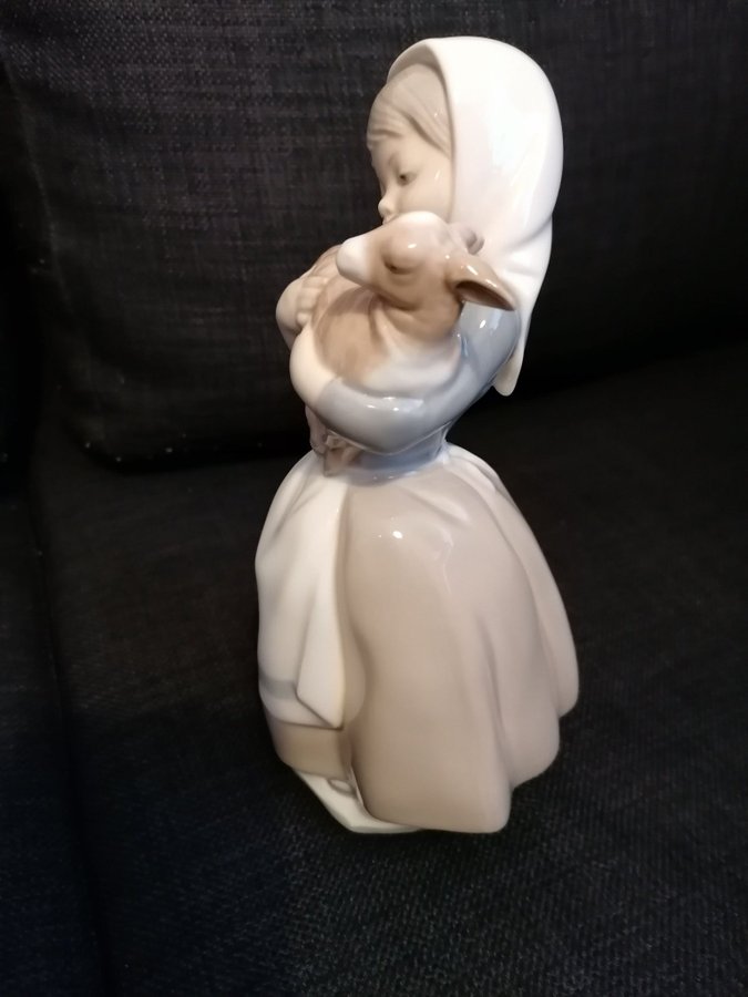 PORSLIN FIGUR FLIVKA MED LAM LLADRO;NOA SPANIEN ODAMSA 1977