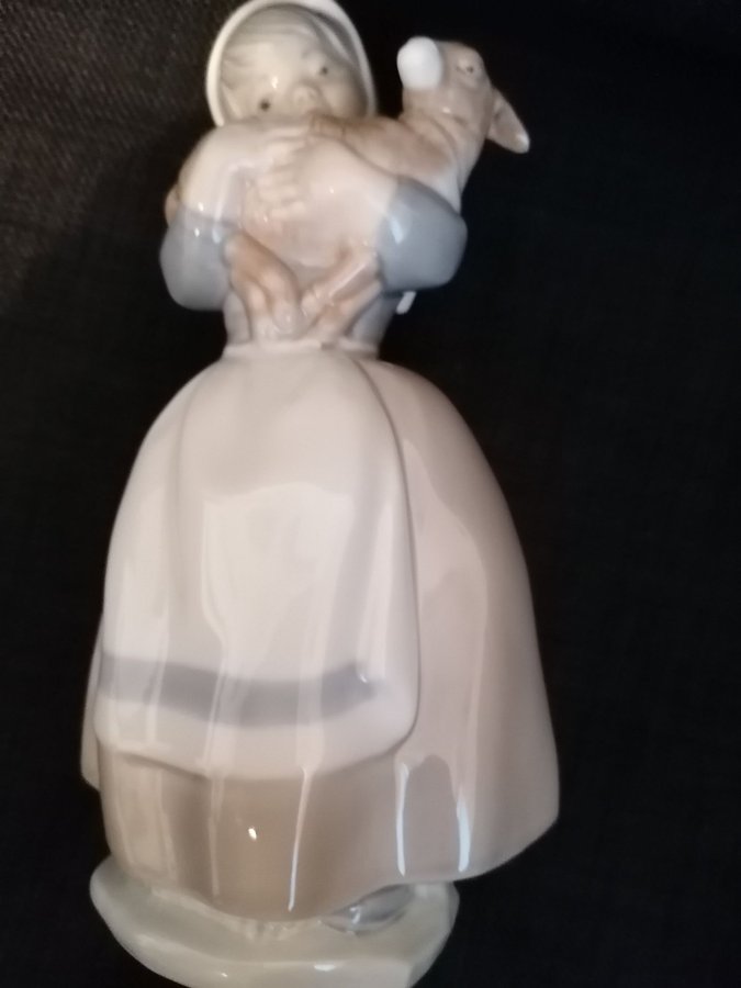 PORSLIN FIGUR FLIVKA MED LAM LLADRO;NOA SPANIEN ODAMSA 1977