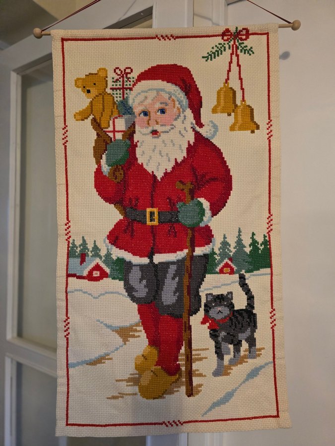 Vacker broderad väggbonad med tomte. 95 cm x 54 cm