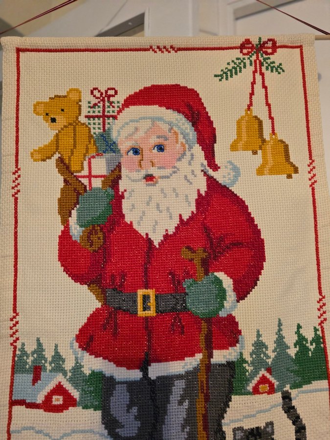 Vacker broderad väggbonad med tomte. 95 cm x 54 cm