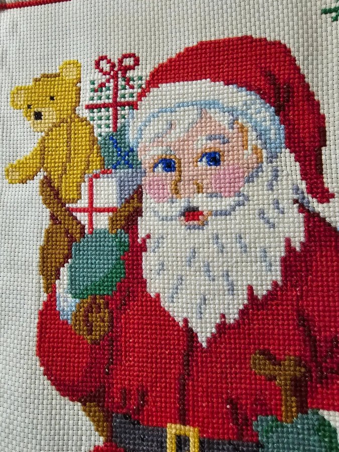 Vacker broderad väggbonad med tomte. 95 cm x 54 cm