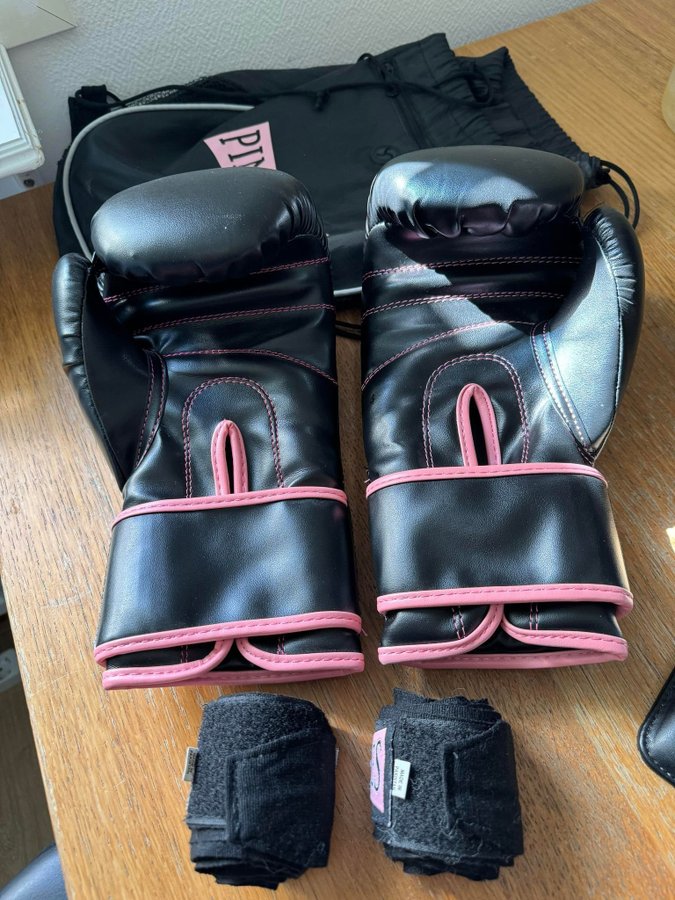 Boxningshandskar och hand wraps (Rosa Svart)