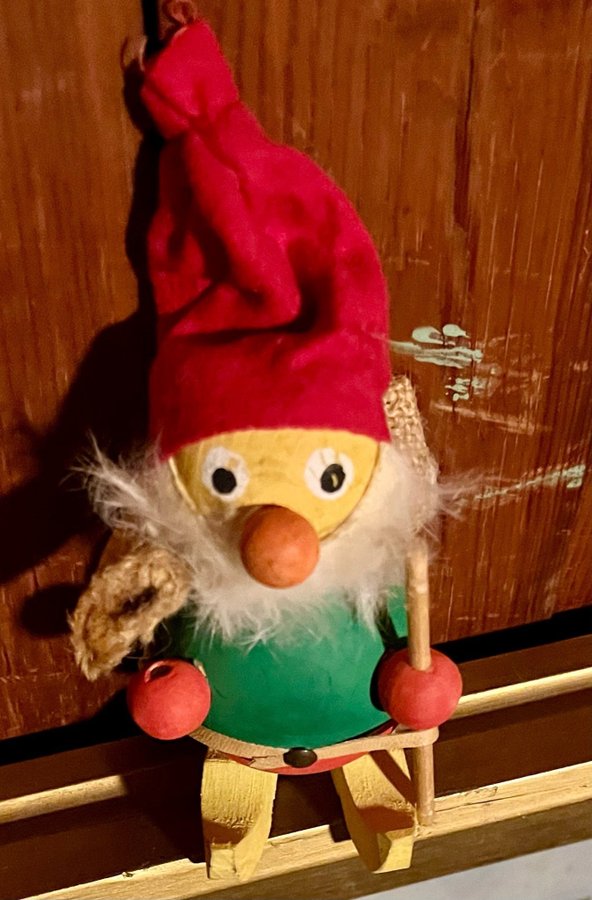 Jultomte på skidor