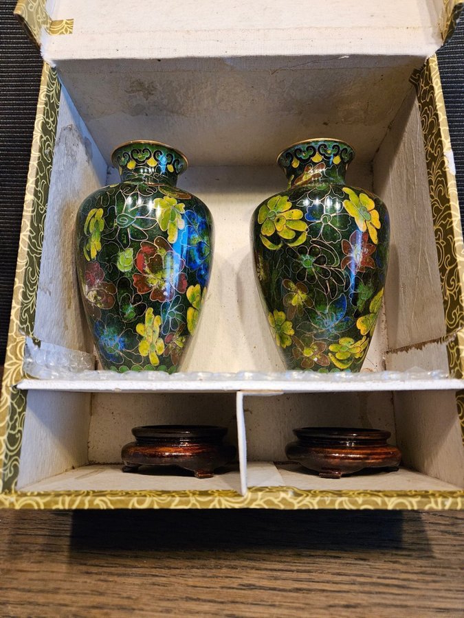 2 st jättefina CLOISONNE vaser i originalkartong