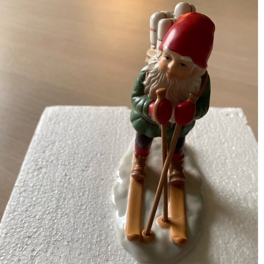 Tomte på skidor - Porslinsfigur