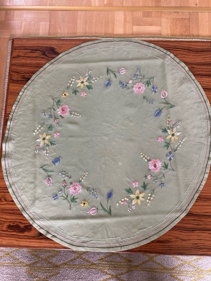 Handbroderad gammal vintage runda bordsduk diameter ca 70 cm