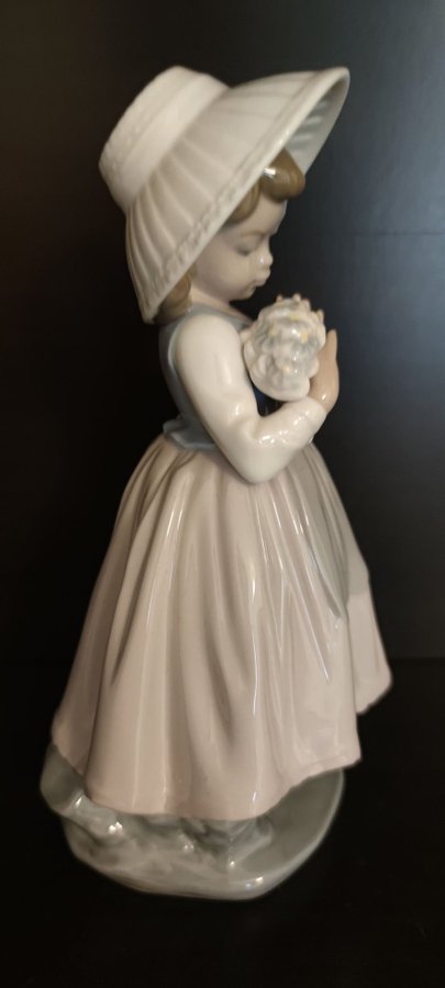 Väldigt vackert porslin figur från Nao Lladro Spain.