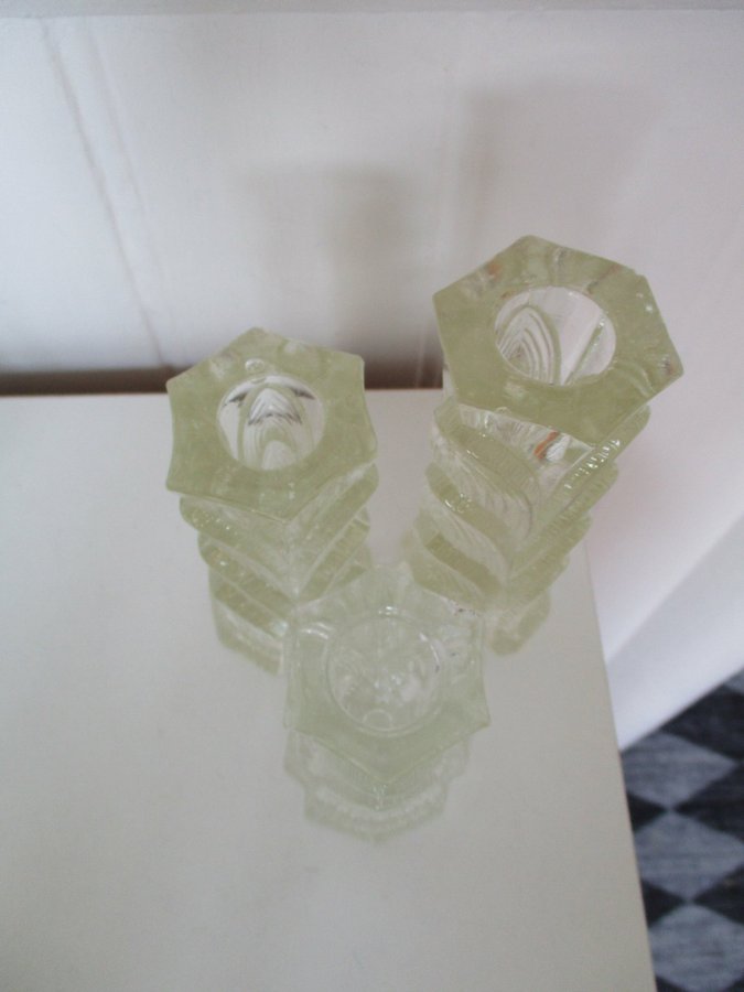 Trio ljusstakar / ljusstake i pressat glas