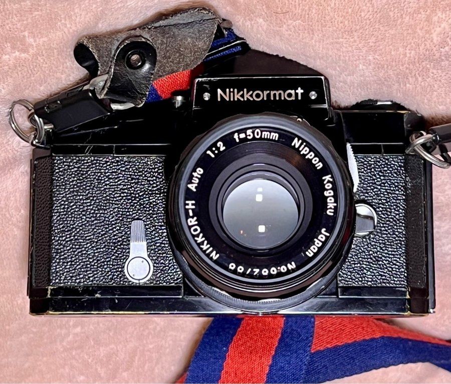 Nikon FT Nikkormat med ett NIKKOR -H Auto 1:2 50mm