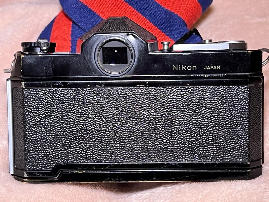 Nikon FT Nikkormat med ett NIKKOR -H Auto 1:2 50mm