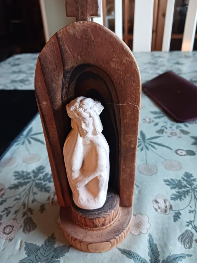 Träsnideri med Madonnafigur