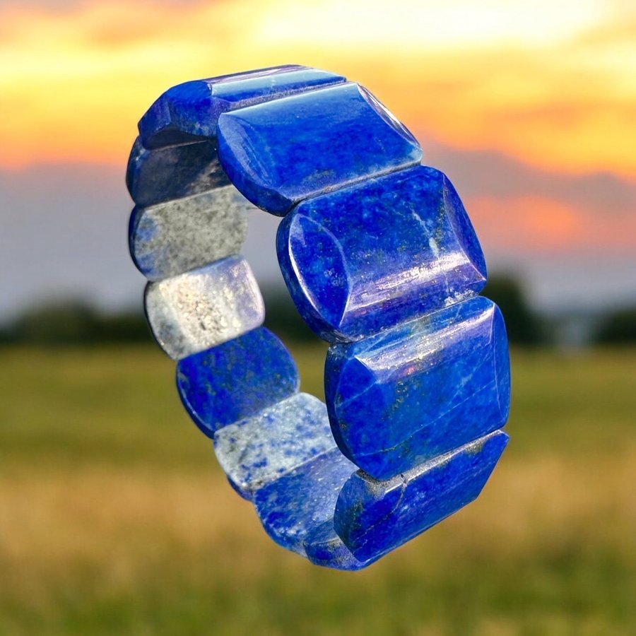 Naturlig lapis lazuli armband med inslag av pyrit