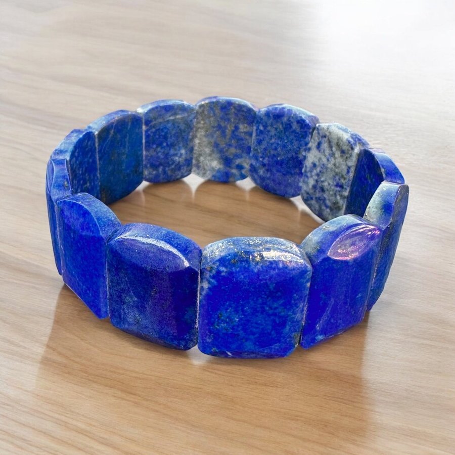 Naturlig lapis lazuli armband med inslag av pyrit