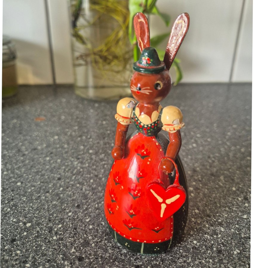 Träfigur Kanin i folkdräkt vintage