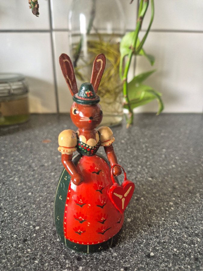 Träfigur Kanin i folkdräkt vintage