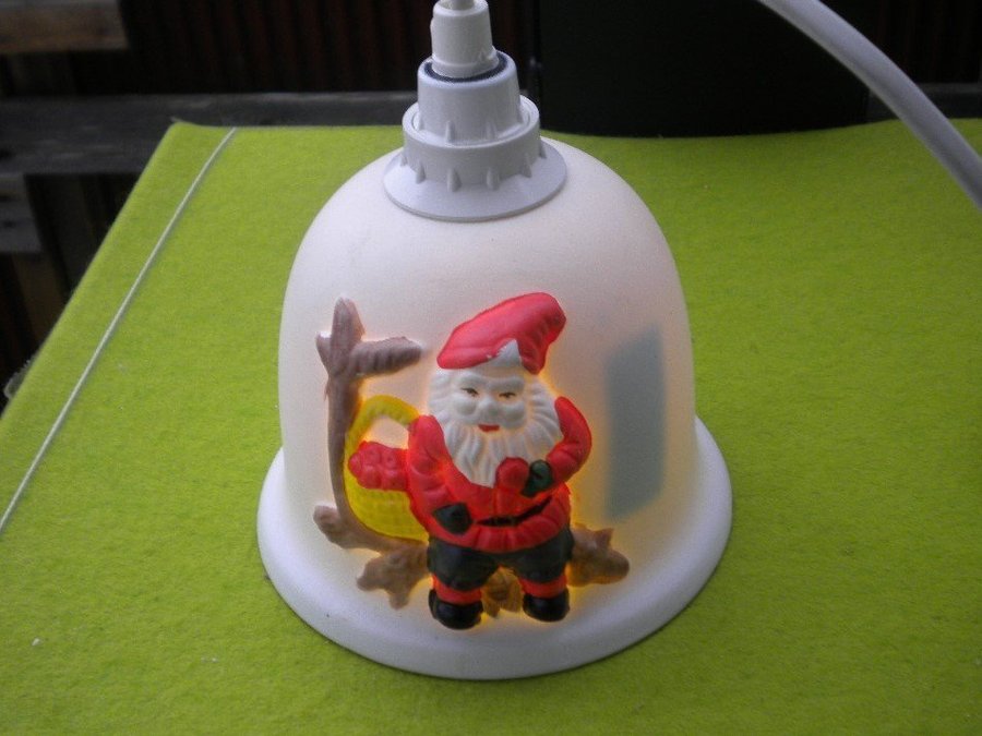 FÖNSTERLAMPA PORSLIN MED TOMTE