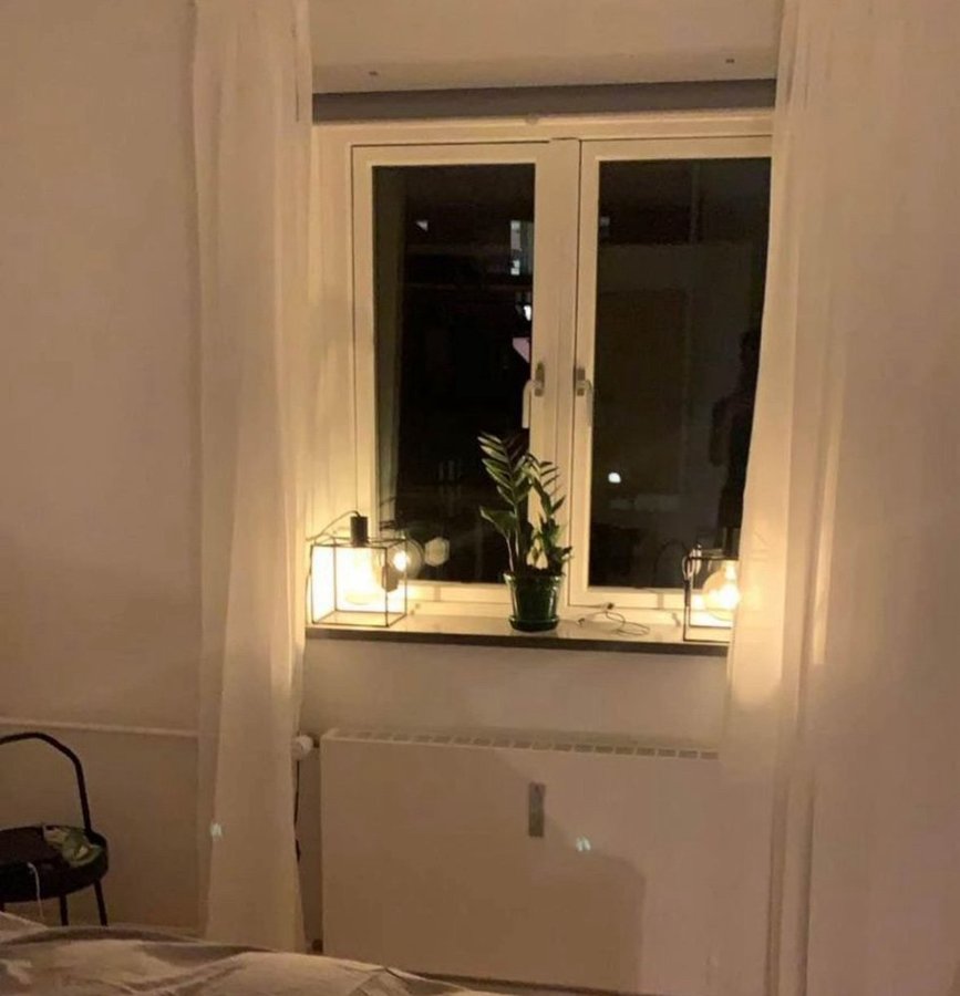 Lampor med svart stålram och vit dimbar opal-glödlampa - Nyskick!