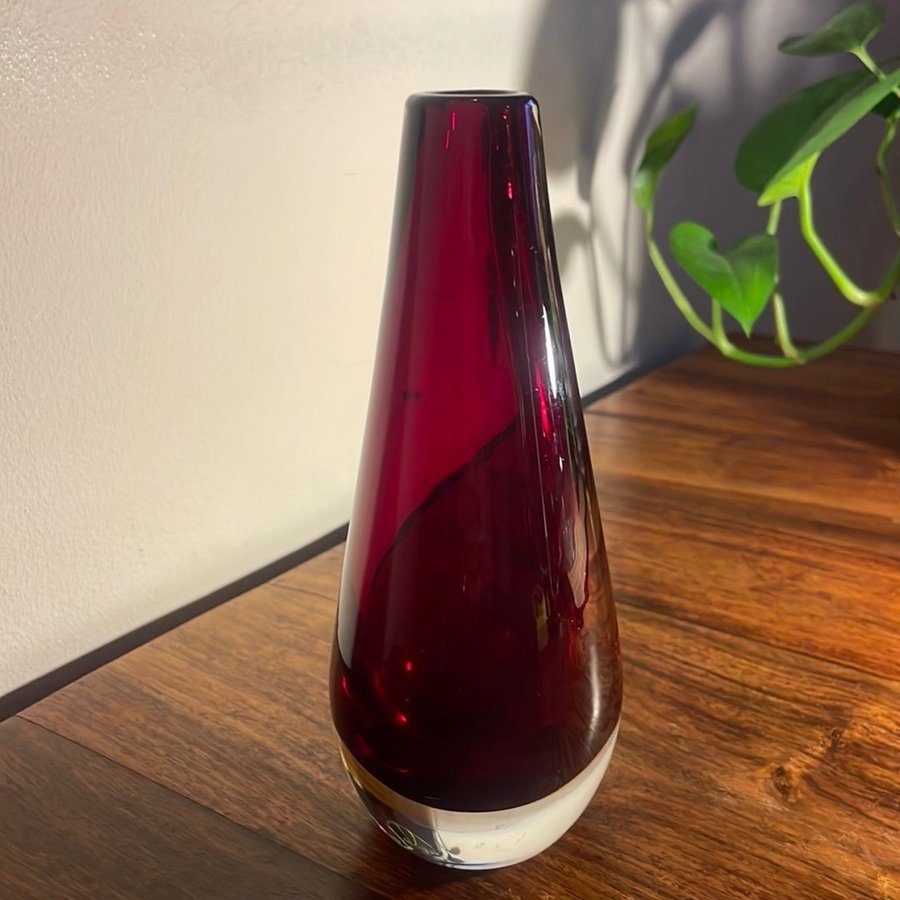 Vintage dropformad vas i rött glas /Monica Bratt 1900-tal Retro / Vintage