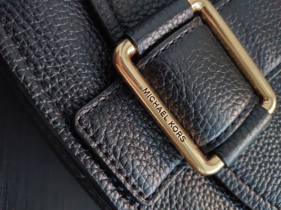 Michael Kors Urläcker! Axelremsväska i svart äkta kornigt skinn!