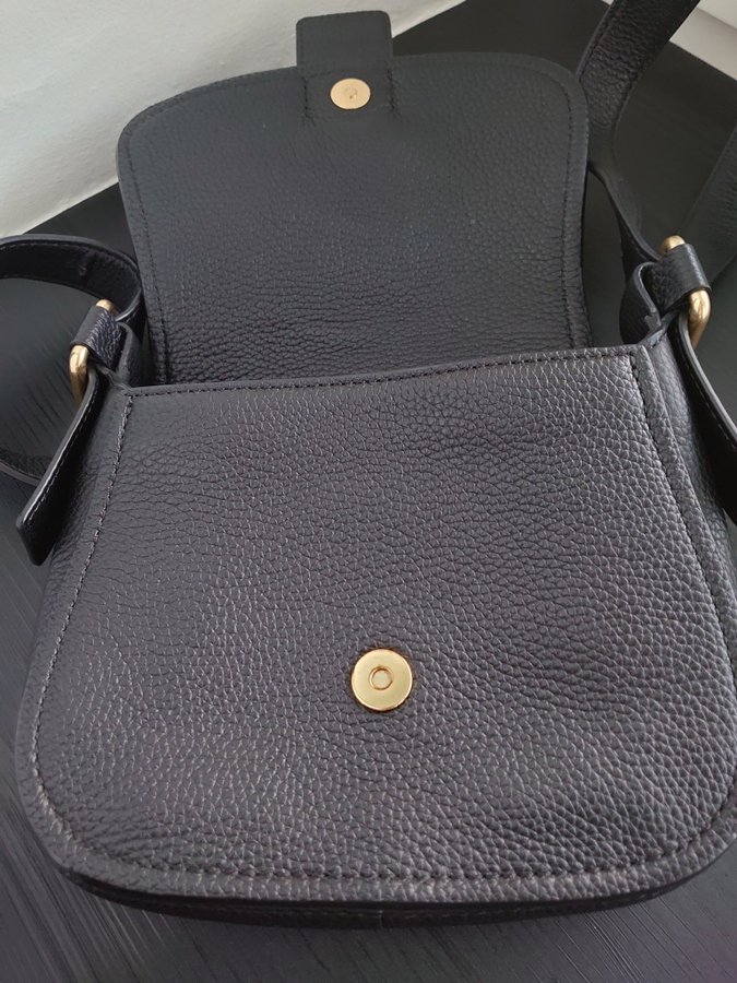 Michael Kors Urläcker! Axelremsväska i svart äkta kornigt skinn!