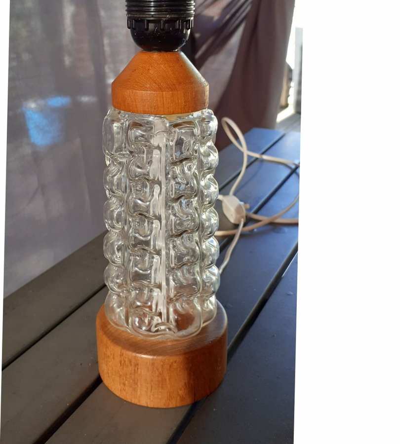 BORDSLAMPA GLAS O TEAK