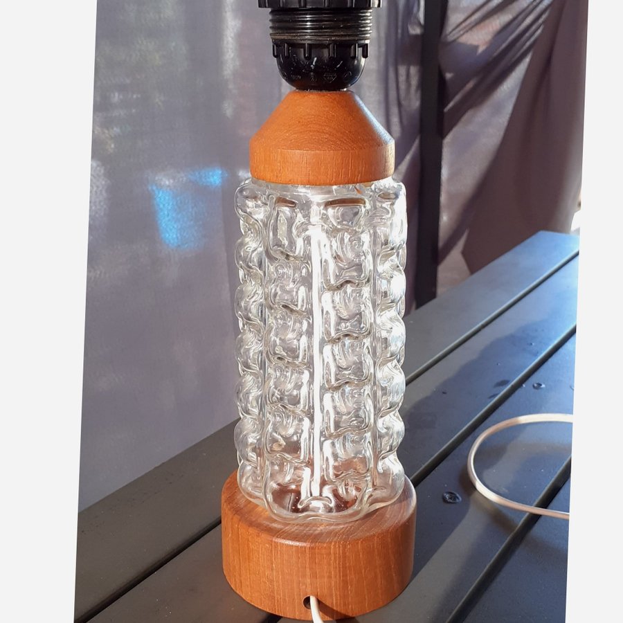 BORDSLAMPA GLAS O TEAK