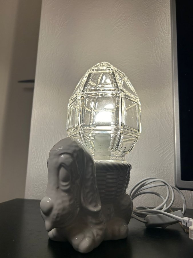 Söt hundlampa med glaskupa