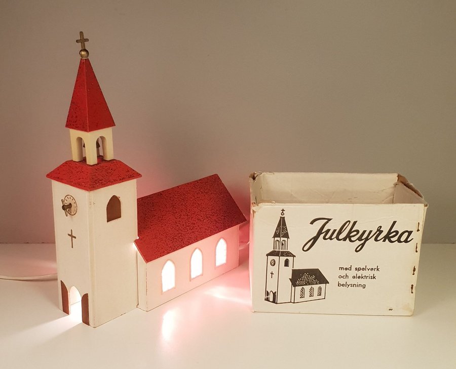 ** Äldre Julkyrka elektrisk belysning röd slöjdindustri kyrka slöjd