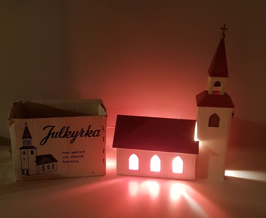 ** Äldre Julkyrka elektrisk belysning röd slöjdindustri kyrka slöjd