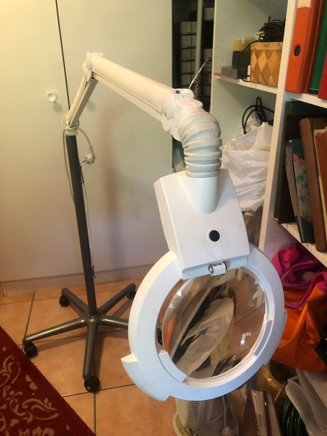 Stativlampa med förstoringsglas